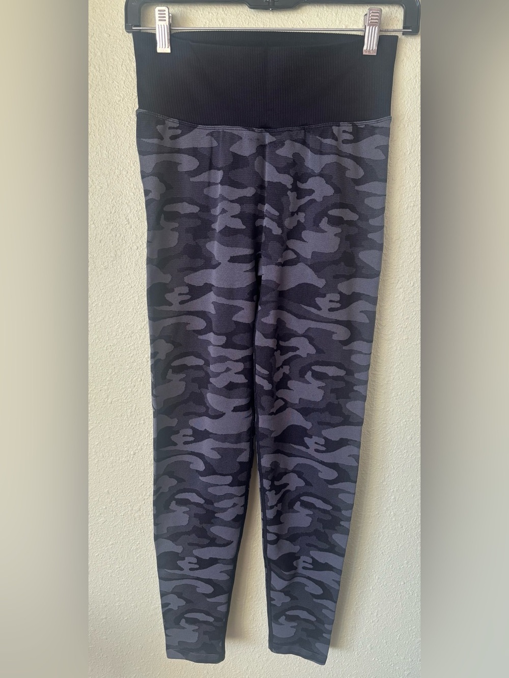 Victoria Secrets Pink Scrunch Butt Leggings Yoga Pants in Gray Camo Size: Small - Picture 2 of 4